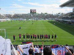 スタジアムグルメを楽しんでスタンドヘ。選手の練習がスタートしました。