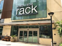 ハワイ・ワードエリア『Nordstrom Rack』

『ノードストローム・ラック』の写真。

＜営業時間＞
月曜～木曜　10:00～20:00
金・土曜　10:00～22:00
日曜　10:00～19:30