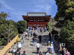 坂を下った先の鶴岡八幡宮に寄り道しました。
コロナウィルスの影響で人が少ないかなっと思ってましたがGW並みに居ます。
