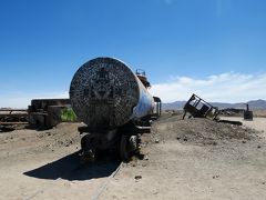 最初に来たのは列車の墓場。
ウユニからチリへ塩や鉱物を運んだ蒸気機関車が放置されてるんですって。