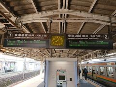 東京駅から沼津行きに乗車します。
隣のホームには御殿場線から静岡行きが停車しているので乗り換えます。