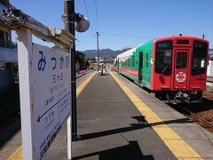 山間部を走って三ヶ日駅に到着しました。
この先は浜名湖沿いに進みます。