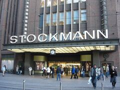 タリンから戻って来ました。

デパートSTOCKMANNで夕飯を買って帰ろうと寄ってみることに。