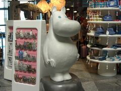 搭乗手続きを済ませ、身軽になったところで、空港内をうろうろ。
真っ先にムーミンショップへ。