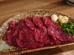 続いてこちらもグルメサイトで評価が高い
讃岐つけ麺 寒川さんで
馬肉を