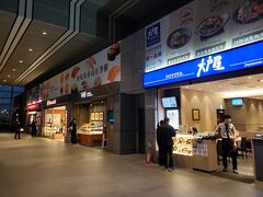 駅構内のお店は大戸屋、お寿司屋、ヤマザキパン、一風堂と、どれも馴染みのあるお店で安心です(笑)