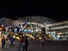 台鐵の台中駅に到着した頃には完全に日が落ちた19時前。
駅舎は2016年に建て直されたようで、夜のライトアップされたドーム屋根と大階段がとても素敵でした！
やはり台中市の中心地ですので、駅前も結構賑わっていました。

宿に荷物を置いて、早速夜の台中観光スタートです！