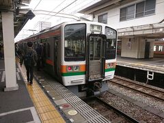 静岡駅も豊橋行きに乗り換えます。
ほとんどロングシートです。