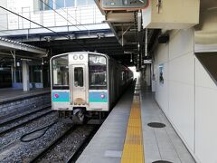 串カツで一杯（実際は4杯）やって長野駅から篠ノ井線に乗車して姨捨に向かう。ホームのベンチに座って待つも時間近くになってもやってこない。うん？と見回すと・・・短い編成の列車が既にスタンバってた。やっぱり飲みすぎたかね。

