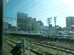 14:26
弘前に停車。
青森県の中核都市である弘前からの利便性向上のため、立ち寄るのです。