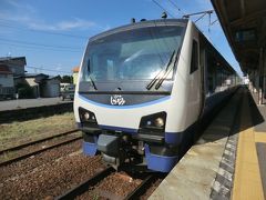 かっこいい列車ですね。

'リゾートしらかみ'は、JR東日本が秋田-弘前/青森を奥羽本線・五能線経由で運行している臨時快速列車です。
平成9年4月1日に運行が開始されました。