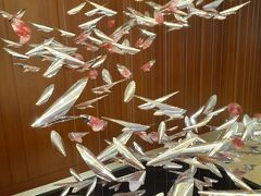 新千歳空港JALラウンジのオブジェ魚がいっぱい泳いでいるように見える