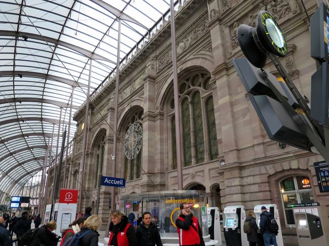 ユリアさんは、次の”ポート・ド・ロピタル（Porte de l&#39;Hôpital）”で下車。<br />ホテルはその次の”ロンストロス/グラン・リュ（Langstross/Grand Rue）”からすぐだそうですが、クリスマス・マーケットが開催されている時間帯、トラムは街の中心部には停まらないのです。<br /><br />では、のちほど～！<br />ぶどう畑はストラスブール駅まで。2年ぶりのストラスブール駅。