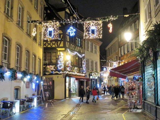 路地に可愛らしいイルミネーション♪