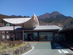 さらに上ると温泉施設にやっと到着。施設の真後ろに阿蘇外輪山の鞍岳が聳えている。