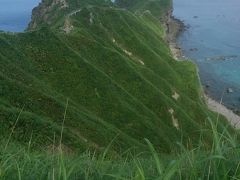 明けて8/19。いよいよ今日は北海道最終日。
神恵内村を出発し、積丹半島を反時計回りに小樽を目指します。
最初の目的地は神威岬。
今日は天気もいいので岬の先端までハイキングします。
（この写真は2017撮影）
