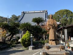 駅から少し歩くと「八幡山 宝福寺」さんがあります！
ここは日米和親条約締結後、下田奉行都筑駿河守が宿舎とし、仮奉行場になりました。
また、ハリスに仕えた「お吉」のお墓もあり、坂本龍馬もこのお寺に深い関わりもあるそうです！