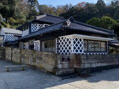 ペリーロードの先には旧澤村邸の無料休憩所があります。
なまこ壁と伊豆石造りの建物でトイレも利用できるので、歴史も学べ、いい休憩スポットです。