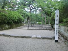 裏門跡を通り、奥へ奥へ進むと‥