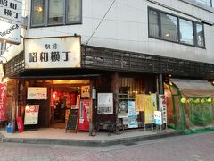 昨夜の小出では魚がメインだったので今夜は肉！ということで下調べした店へ。こういうレトロを狙ったスポットってワザとらしくなることが多いけれど