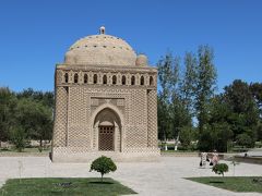 さて公園の入口から歩くこと10分ほど。
中央アジア最古のイスラム建築のイスマイール・サーマーニー廟が見えてきた♪