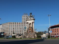 「エスパーニャ駅」から地上へ出ると、「スペイン広場」がすぐでした。

「スペイン広場」はロータリーの真ん中にありますよ。