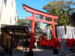 岐阜県、「道の駅クレール平田」の近くに、「千代保稲荷神社」があるというので行ってみることにしました。食べ歩きが楽しいお稲荷さんみたいで（*´▽｀*）地元ではお千代保稲荷（おちょぼいなり）と呼ばれることが多く、通称「おちょぼさん」として親しまれているなんだそうです。創建は平安時代とか！

---------------
平安時代、源八幡太郎義家の六男の義隆が分家する際、森の姓をもらいうけ、義家より「先祖の御霊を千代に保て」と祖神と共に宝剣と義家の肖像画を受け賜わったのが始まりと伝えられる。千代保稲荷神社の名も、この言葉からきている。
---------------
wikiより引用：https://ja.wikipedia.org/wiki/%E5%8D%83%E4%BB%A3%E4%BF%9D%E7%A8%B2%E8%8D%B7%E7%A5%9E%E7%A4%BE

無料の駐車場もありますが、台数が少ないのですぐに満車になります。周辺の有料駐車場の料金は1回300円程度とお安いので、満車の際は待たずに有料に入れるのが吉かと思います。待ち時間がもったいない～。

鳥居をくぐると、油揚げとロウソクをセットで50円で売るお店がありました。お供えアイテムですね。