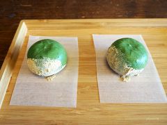 １個１００円。イートインでいただくと、きなこをつけてもらえます。なんとも鮮やかなよもぎの色。あんこも風味がよく、とっても美味しかったです♪