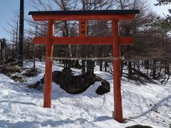 高峰高原ホテルをチェックアウトし、車坂峠のベンチでアイゼンを装着。すぐ横に山の神を参拝。よろしくお願いします。