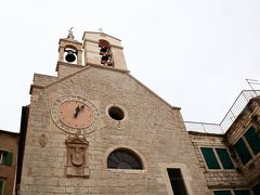 2つの鐘楼が目をひく「聖バルバラ教会」
壁面の時計はシベニク最古の時計だそうで、文字盤には24のローマ数字が並ぶ24時間時計です。