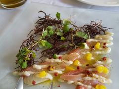 ランチはタオルミーナに来ました。

前菜のカルパッチョ、美味！！