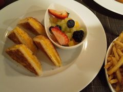 息子にはキッズメニューのチーズバーガーを。