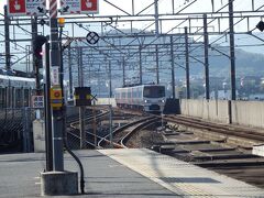 ここから宇野線へ入りますが、先ほどまで乗っていた瀬戸大橋線とお別れです。
向こうからやってくる列車は、特急列車です。私がこれから行こうとしている、四国からやってきたのですね。
