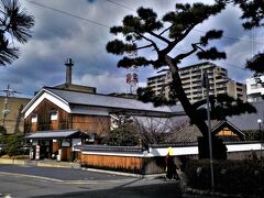 やって来ました！
今日お訪ねする『菊正宗酒造さん』です！
素敵な建物！
板塀に瓦がいいなぁ～♪
伝統的な酒蔵を模しているんですって！
”菊正宗さん”は「灘五郷」では、３番目に旧い酒蔵なんです！

こちらの”記念館”は、
元々は１６５９年（創業）に御影（神戸市）に建てられたものを、
昭和３５年、こちらに移したものだったそうです。
ですが、阪神大震災で倒壊。
ただ、展示してあった”江戸時代の酒造用具”・”小道具類”は、
１点１点手作業で拾い出したところ、
大半が無事・もしくは修復可能な状態であったそうです。不幸中の幸い！
それら道具類は現在も展示してあるのだとか。
良かったですねぇ～（泣・うるうる）。
その数、なんと５６６点！
全てが国指定の”重要有形民俗文化財”です！　
凄いなぁ～・・

現在の建物は耐震などを考慮し、２０００年復興オープン！
随所に旧記念館の柱や梁を使っていらっしゃるそうですよ！
江戸時代の建物も見たかったなぁ～・・・

今回、旅行記書くにあたって調べるまで、
”菊正宗さん”がそんなにも歴史ある凄い企業だとは全く知らずに訪れていました。
ハハ・・恥・・・

☆１・”酒処・灘！”には、
　　　他にも日本酒の記念館がたくさんあります。
　　（詳しくは前述通りパディントンさんの旅行記をどうぞ！）
　　　ですが、やはりCovid-19を懸念して、
　　　既に「利き酒」を中止し始めていたところもあり、
　　　まだ「利き酒」が可能であった”菊正宗さん”を訪ねました。
　　「だって、（ポール）絶対、飲みたいやろ？（ｂｙＡちゃん）」
　　　・・・ポールって・・お酒飲みなの？？・・・

☆２・”灘五郷”で最も歴史ある酒造会社は
　　　”小西酒造さん（１５５０年創業。戦国時代だ！）”です！
　　　現在は伊丹市に移転しています。
　　　２番目に旧いのは”櫻正宗さん”
　　（１６２５年伊丹市で創業後、”魚崎郷”へ。）
　　　一番創業が旧いのは”剣菱酒造さん（恐らく１５０５年）”なんですが、
　　　昭和元年に１度廃業なさっているので、今回は順位に入れませんでした。
　　（なお、別の方が引き継がれて、昭和３年（１９２８年）に新たに創業。
　　　翌昭和４年（１９２９年）に伊丹から灘へいらしたそうです！

　　　”伊丹”は、江戸時代には、
　　　『津（＝摂津の国）の国の隠れ里』と呼ばれた酒処であったそうです。
　
　　※一時期、灘にも酒蔵があった”月桂冠さん”が１６３０年の創業なのですが、
　　　元々、主たる蔵は伏見ですし、今は”月桂冠さん”の蔵はありませんので、
　　　こちらも歴史ある酒造会社の順位からは省きました。