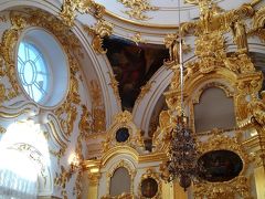 まず、「大玉座の間」に隣接する冬宮の大教会を見ました。金箔の装飾が華やかです。思わず、溜息がこぼれます。