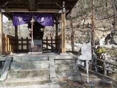 虹見の滝の神社