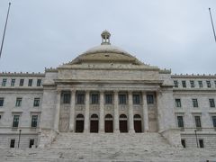 プエルトリコのサンファン
El Capitolio de Puerto Rico

プエルトリコの国会議事堂は1929年2月11日に発足し、第12回立法議会の最初の会議と同時開催されました。
 記念碑的な建物は、サンフアンの入口の51,814平方フィートの表面に立っています。 
大きな構造は、3つのフロア、広大な地下室、大きな窓のある居心地の良いドームで覆われた広い回り道で構成されています。