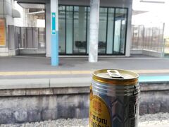 茅野駅で特急待ち合わせ。ホームの売店で弁当を思案するが飲物だけにしておく。