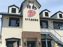 行列のできる人気店「向島」へ。

ゴールデンウイークだし絶対混むだろうと、
早めに行って１０時前には着いたんだけど、
朝からやってるお店なので、既に満席。

１５分くらい待って、通されました。