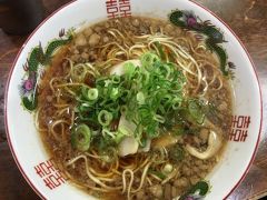 最初は、普通に美味しいと思って、驚くほどじゃなかった。
ラーメンってこんな美味しさよね、予想通りの味、って思った。
でもなんだか、後引く美味しさと言うか、箸が止まらない。
アラフィフでラーメンという物をほとんど食べなくなった私ですが、
これは美味しいと思った。
