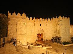 これがダマスカスゲート。
エルサレムの旧市街への入口です。
なんとなく、ドラクエ感がもりもり♪