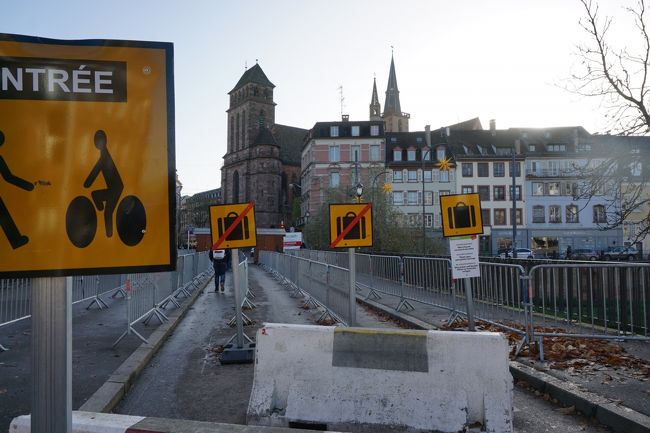 ストラスブールは何度も来ていることもあって、行きたい場所が思い浮かびません。<br />ストで電車が止まってなければ、近隣の街”オネルベ”も考えていたのになぁ。<br /><br />大聖堂近くの”レンヌ美術館”は行ったことないので、美術鑑賞もいいね。<br />美術館は寒くないしね。<br /><br />が、風邪でどうもパワーが出ず…。<br />帰国は4日後。これからまだ旅は続きます。<br />昨日に引き続き、”無理しない”もありだな。<br /><br />とは言え、天気がいいのにホテルに引きこもりはもったいない。<br />ヴォーバンダムでも通り抜けてみるか。<br />10時過ぎ、出かけます。<br /><br />ホテル前の通りの先はキュス橋。<br />ここに手荷物検査所があるのですが、クリスマス・マーケットは11時からなので、係の人はいません。