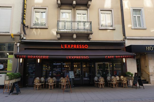 ホテルに戻ったら、ランチに出かけるのが面倒くさくなりそうで、11時半過ぎ、ホテルの斜め前のブラッスリー”エクスプレッソ（L&#39;EXPRESSO）”に入りました。<br />ストラスブール駅周辺には、良さげな店がないんです。<br />ここはどうだろう…。