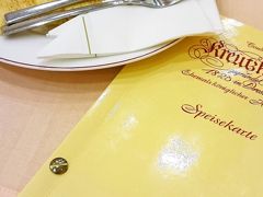 Cafe Kreutzkamm 
バウムクーヘンの老舗です。お土産も買えますが、せっかくなのでカフェでゆっくりいただきました。こちらでは横に薄く削ぎ切りした形で出てきます。

またドイツでは、バウムクーヘンは19世紀前半の誕生以来、訓練を積んだ職人のみが作ることを許されている特別なお菓子で、街で見かけるケーキ屋さんにはほとんど置いてなく、購入できるお店が限られているんだそうです。
https://welove.expedia.co.jp/destination/europe/germany/16022/