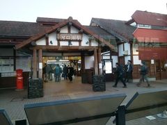 河口湖駅に無事到着。
観光用バスは１７時半にはほとんど最終便の様相なので、河口湖畔の宿に行くために寄り道せずに接続のバスに乗る。