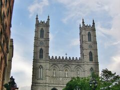 ＜ノートルダム大聖堂＞
1672年に建設が開始された最初の石造りの教会は再建のため解体、その後ニューヨーク出身プロテスタントの建築家ジェームズ・オドネルの設計によりネオ・ゴシック様式で建てられたカナダ初の教会。