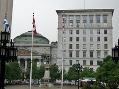 サン・ジャック通りの向こう側の左がモントリオール銀行博物館。

＜モントリオール銀行博物館＞
1817年創立カナダ最古の銀行内に併設された博物館。ローマ・パンテオン風の印象的なファサードは、1847年建設のネオ・クラシック様式。

