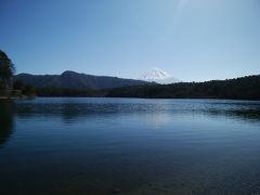 風穴まで歩いたところでまたバスに乗り
西湖は富士山のビュースポットなので下車して激写！