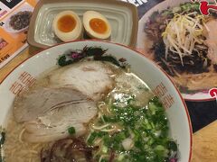 【青龍ラーメン】

ホテルのソイ(Soi 26, Sukhumvit Rd.)を出て、プロンポン駅に向かう途中、ショートカットしたらとんでもない道でした。

右も左もピンクなお店.....昔だったら（20年前でしたら）、喜んで吸い込まれるところですが...残念ながらもうそんな力は私には残っておりません....

で、そのピンク系のお店の合間にあったこのラーメン屋.....

「深夜の遅い時間まで営業している、ラーメンの価格が安い」と言う事で、ファンが多い九州とんこつラーメン屋だそーです。

まあ、空いていて、ゆっくりできたところが良かったですね～