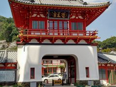 武雄温泉のシンボルとも言うべき楼門です。